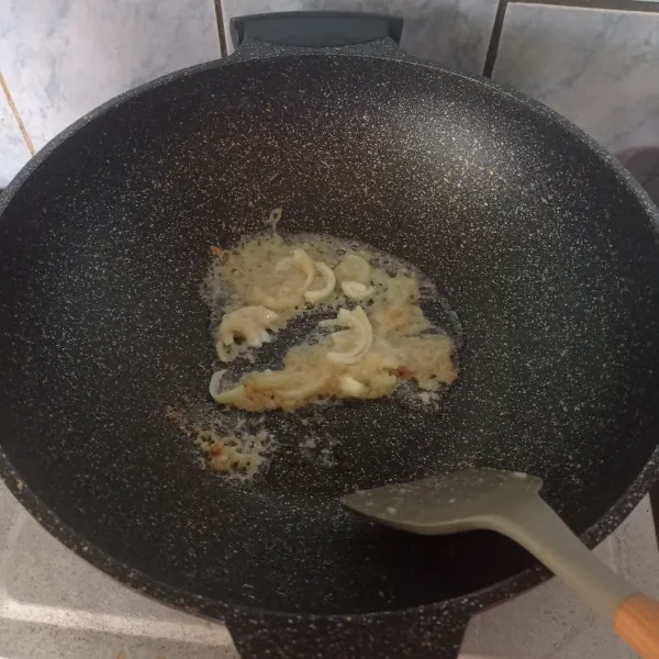 Tumis bumbu halus bersama bawang bombay. Tumis hingga matang.