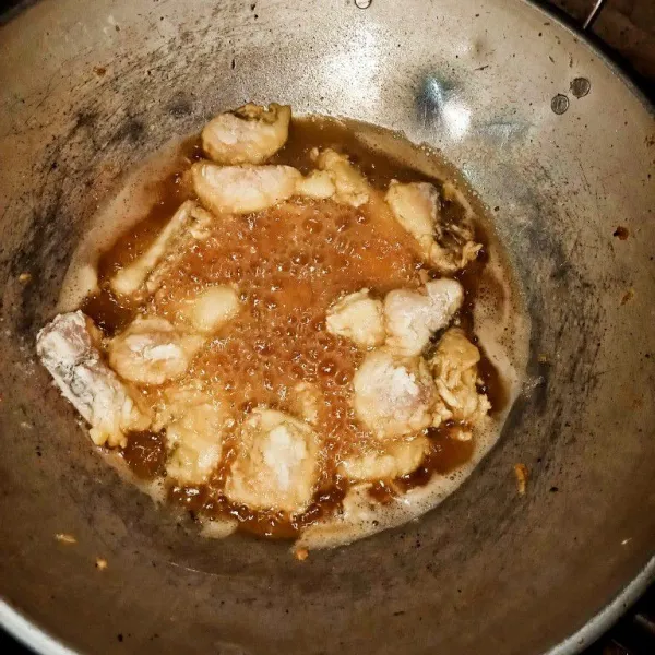 Siapkan wajan dan panaskan minyak, lalu goreng ikan sampai berwarna kuning keemasan. Setelah matang, angkat dan tiriskan.