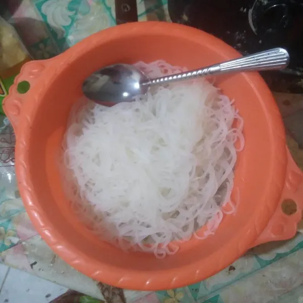Seduh bihun hingga mengembang. Tiriskan.