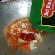 Tambahkan air, biarkan mendidih. Beri garam, kaldu jamur, gula pasir dan saus tomat.