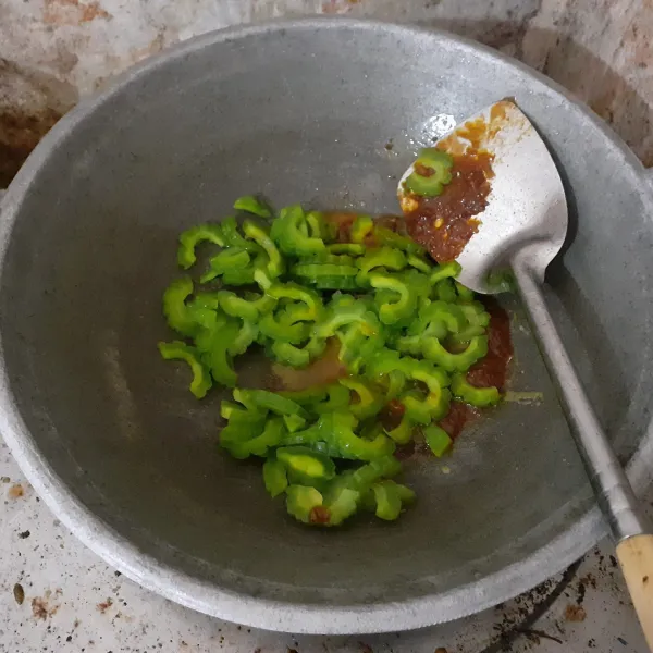 Masukkan pare. Beri sedikit air sampai terendam. Masak hingga pare empuk.
