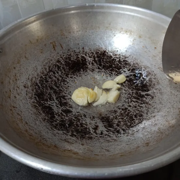 Panaskan minyak zaitun, tumis bawang putih sampai harum dan kecoklatan.