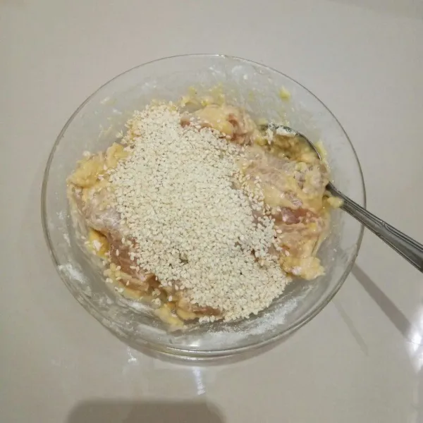 Setelah itu masukkan wijen. Aduk rata kembali.
