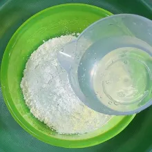 Siapkan adonan tepung basah.
