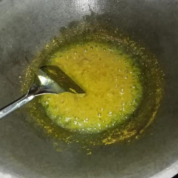 Tumis bumbu halus hingga bumbu matang dan harum.