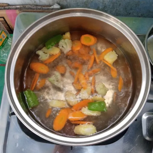 Rebus wortel, putren, kercis dan kembang kol. Angkat dan tiriskan.