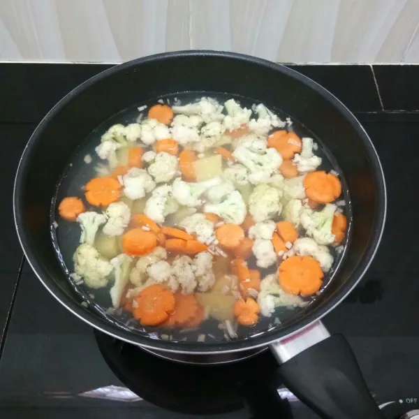 Masukkan kentang, wortel, dan bunga kol. Masak hingga mendidih kembali.