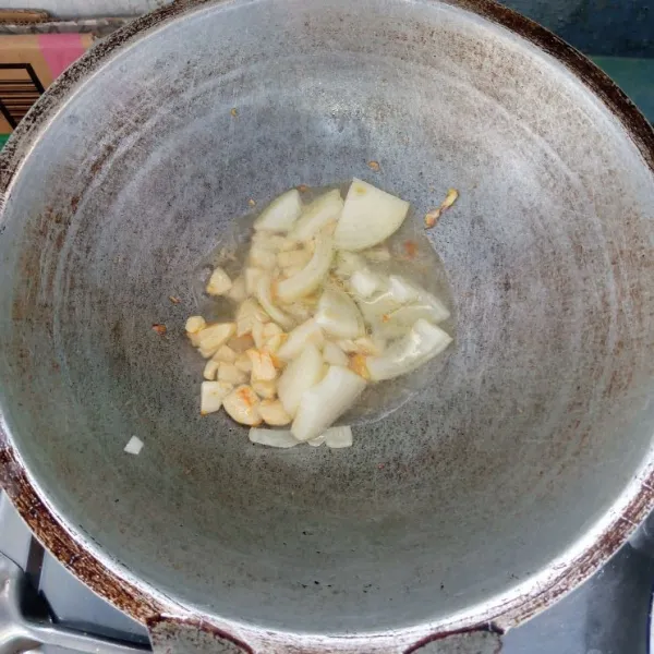 Tumis bawang putih sampai harum dan layu. Masukkan bawang bombai. Tumis kembali sampai layu.