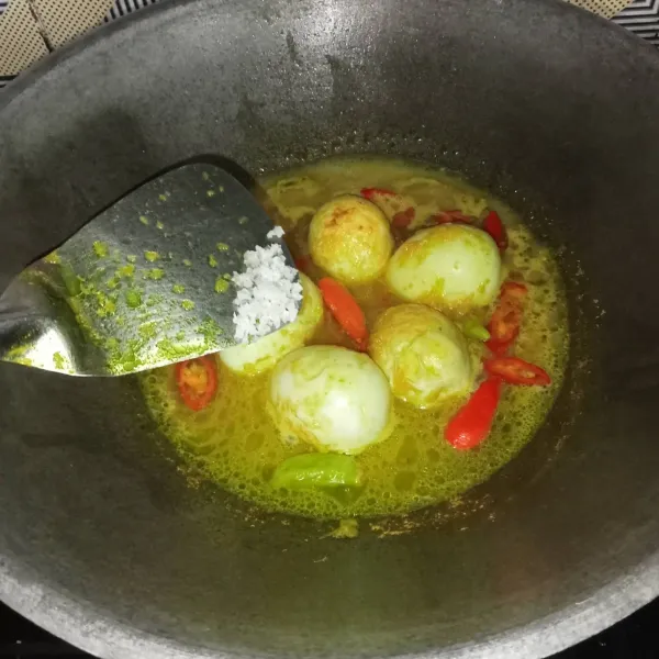 Tuang air dan bumbui dengan garam, gula pasir, lada bubuk dan kaldu jamur.