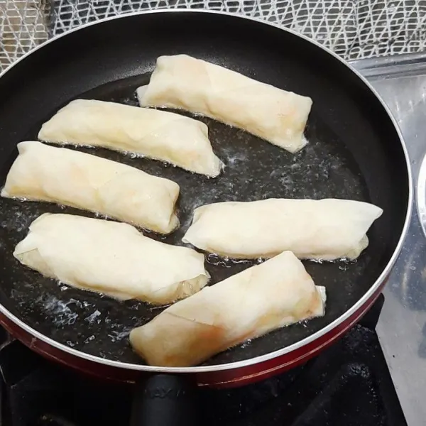 Goreng dalam minyak panas hingga keemasan, angkat.