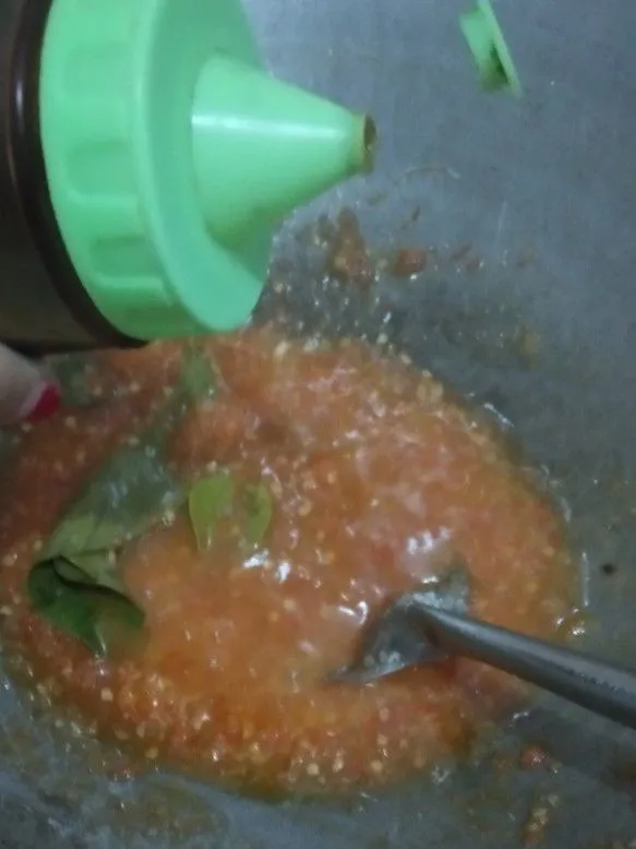 Beri garam, gula, dan kaldu bubuk. Masukkan juga kecap.
