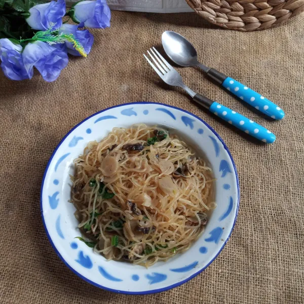 Sajikan hangat.