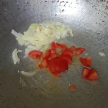 Masukan tomat, aduk rata.