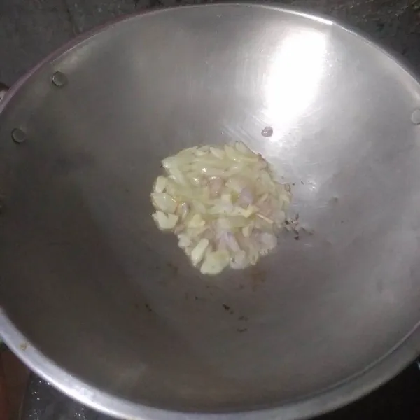 Panaskan minyak, tumis bawang bombay, bawang merah dan bawang putih hingga harum.