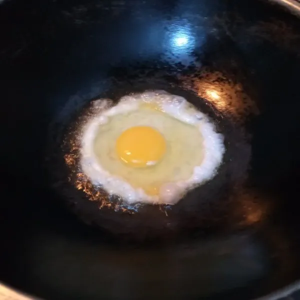Panaskan wajan, beri sedikit minyak. Goreng telur kemudian buat orak-arik.