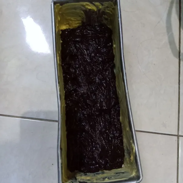 Oles loyang dengan margarin, tuang adonan dalam loyang.