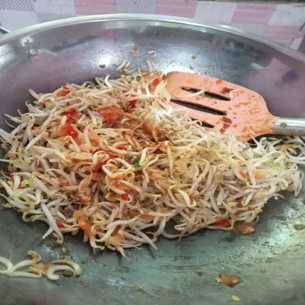 Masukkan tauge, oseng oseng beri kaldu bubuk, merica, dan gula pasir, angkat dan sisihkan.