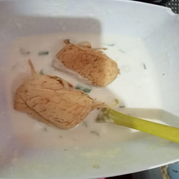 Celupkan ke dalam adonan tepung.