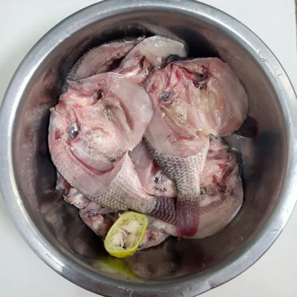 Siapkan ikan mujaer. Belah dua kemudian lumuri dengan air jeruk nipis. Diamkan selama 5 menit, kemudian cuci bersih.