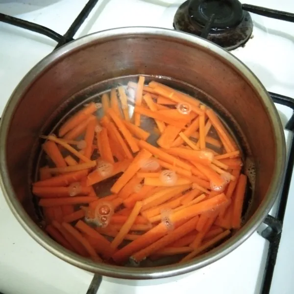 Rebus wortel hingga setengah matang, tiriskan.