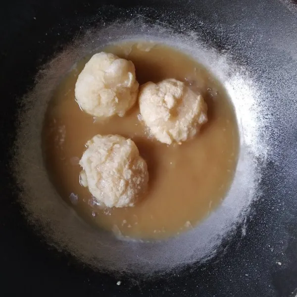 Panaskan kembali minyak dengan api sedang-kecil, goreng cireng hingga mengembang, angkat dan tiriskan, sajikan hangat.