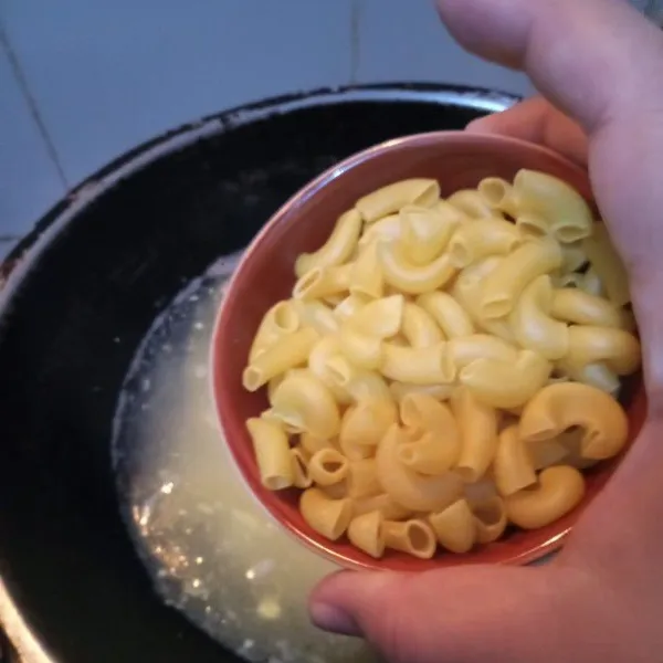 Masukkan macaroni, masak hingga setengah matang atau air mendidih.