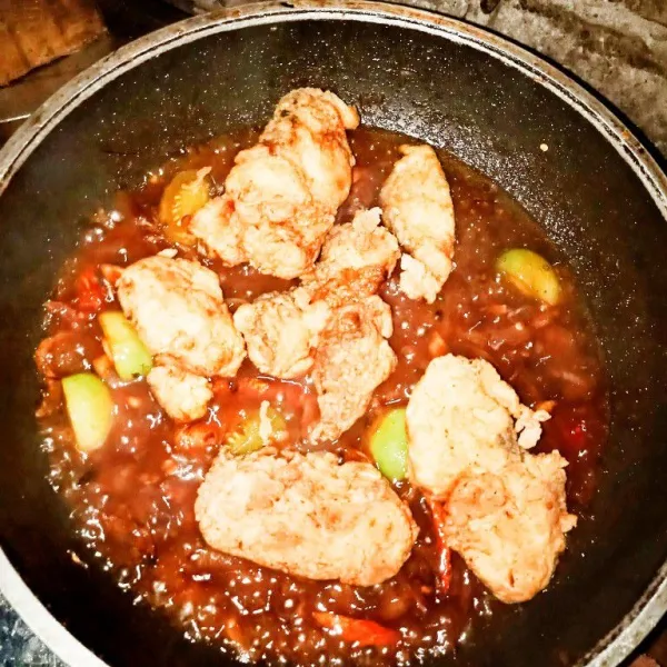 Masukan ikan lalu aduk rata. Koreksi rasa dan jika rasa sudah pas, masak sebentar sampai bumbu meresap lalu sajikan.
