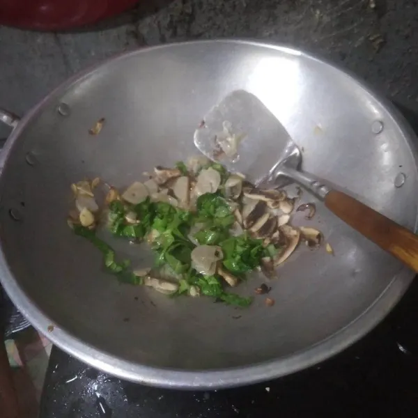 Masukkan jamur, sawi dan baso. Aduk rata hingga layu.