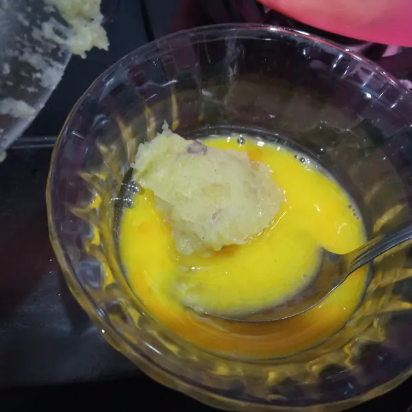 Kocok telur, ambil sesendok adonan kemudian gulingkan dalam telur