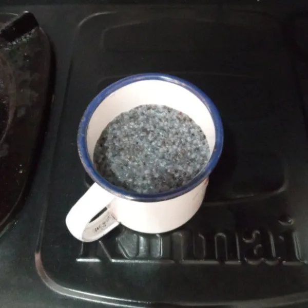 Rendam biji selasih sampai mekar, lalu tiriskan dan buang airnya.