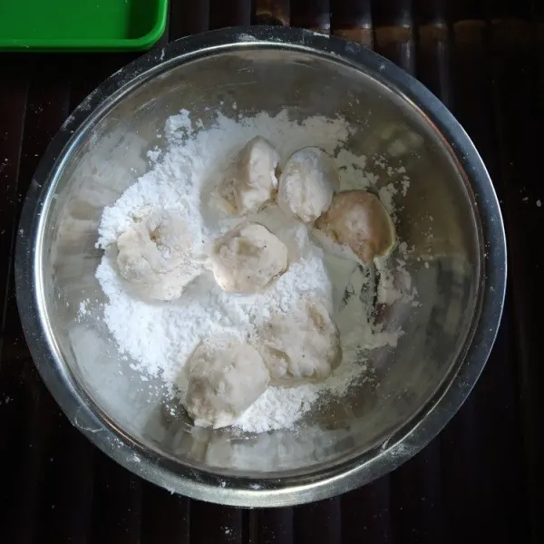 Masukkan kembali adonan kedalam tepung  pelapis, baluri hingga rata.