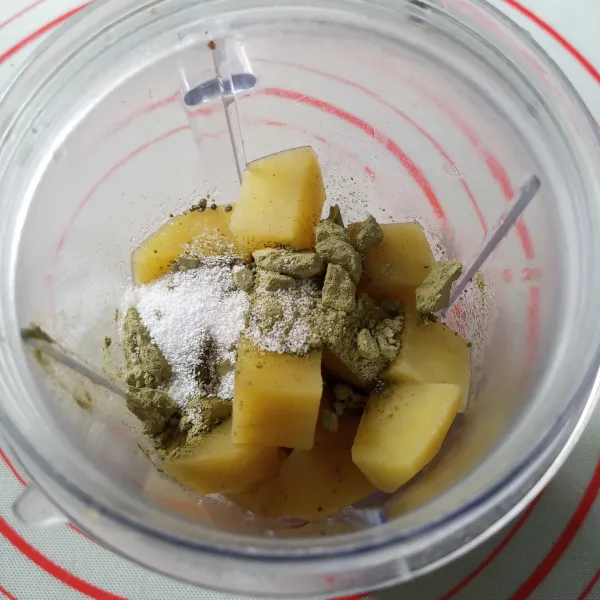 Masukkan ubi, matcha powder, gula pasir dan air rebusan ubi.