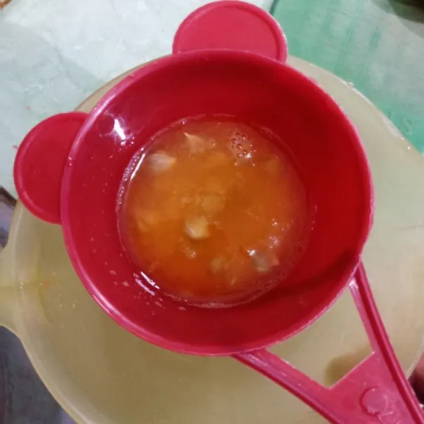 Peras jeruk dan saring airnya.