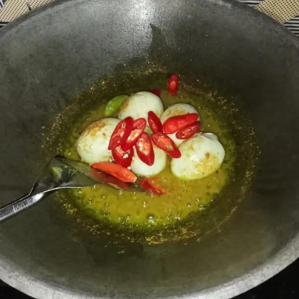 Masukkan telur, cabai merah dan cabai rawit, aduk rata.