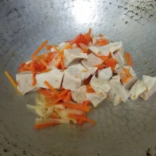 Masukan potongan dimsum, aduk.