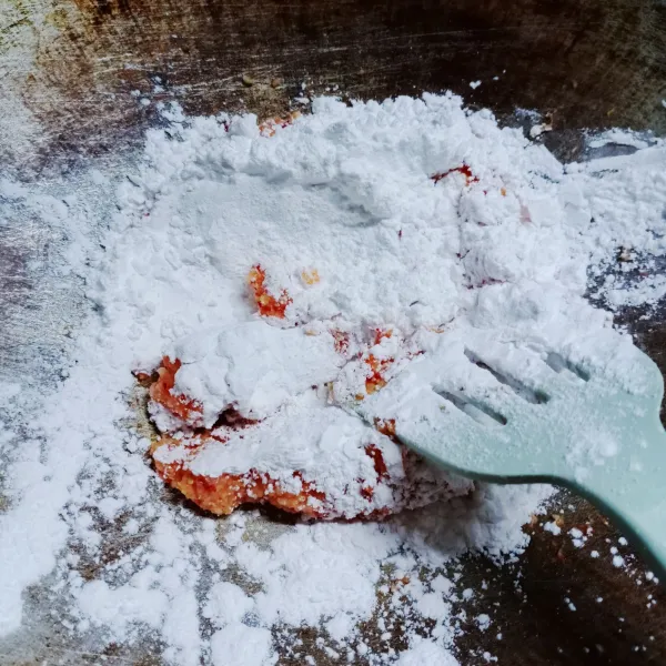 Masukkan tapioka, aduk rata sampai bisa dibentuk.