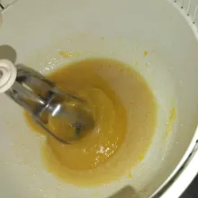 Masukkan minyak, cuka, susu cair, tepung terigu, dan baking powder. Aduk lagi hingga tercampur rata.