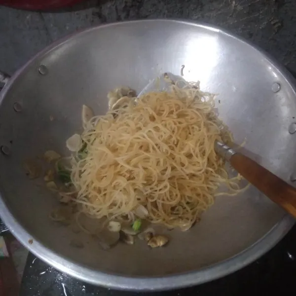 Masukkan bihun, bumbui dengan garam, lada dan bubuk kari. Aduk rata.