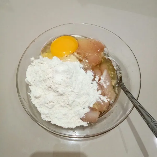 Kemudian masukkan tepung terigu, tepung maizena, dan telur. Aduk hingga tercampur rata.