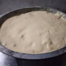 Tuang ke atas pisang di dalam cetakan.