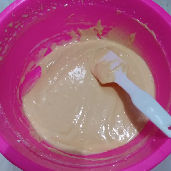 Masukkan terigu, baking powder bergantian dengan santan, aduk balik dengan spatula.