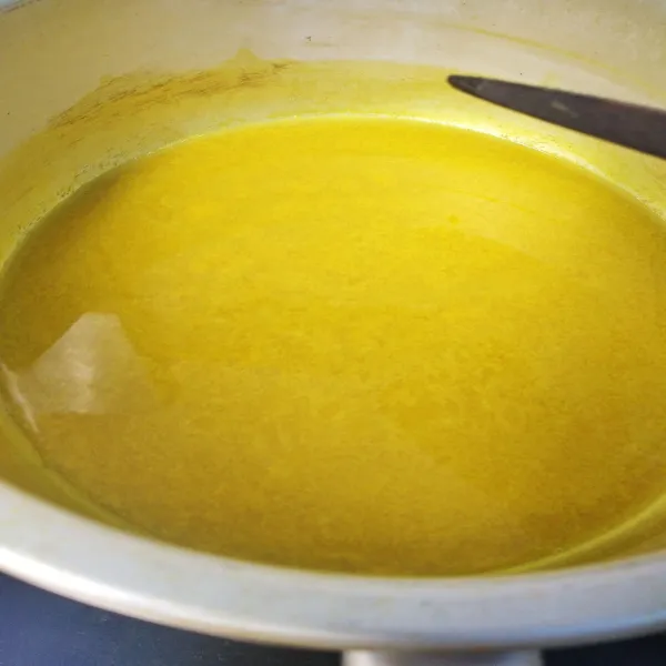 Rebus air kemudian tambahan gula, sari jahe, kencur aan kunyit dengan disaring.