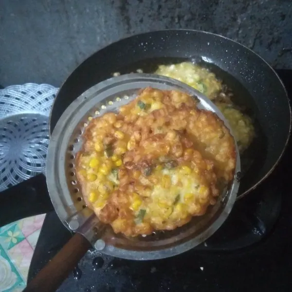 Panaskan minyak goreng, ambil 1 sendok adonan. Tuang dalam wajan, goreng hingga matang. Angkat dan tiriskan.