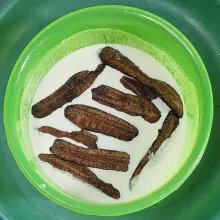 Masukkan sale pisang ke dalam adonan basah.