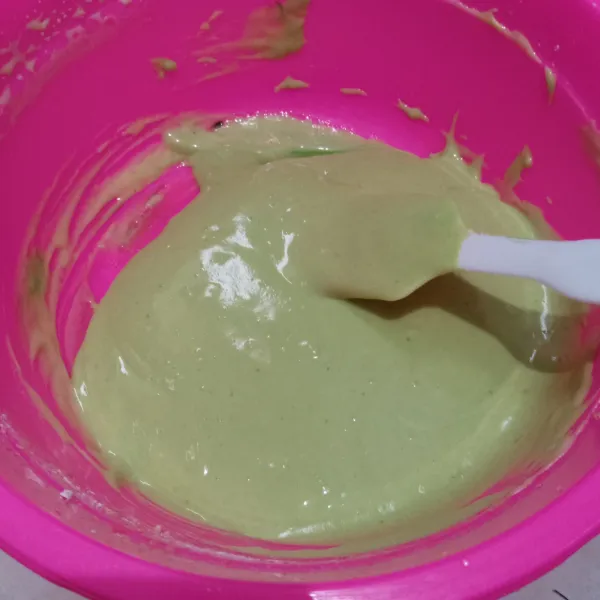 Beri pasta pandan secukupnya, aduk rata.