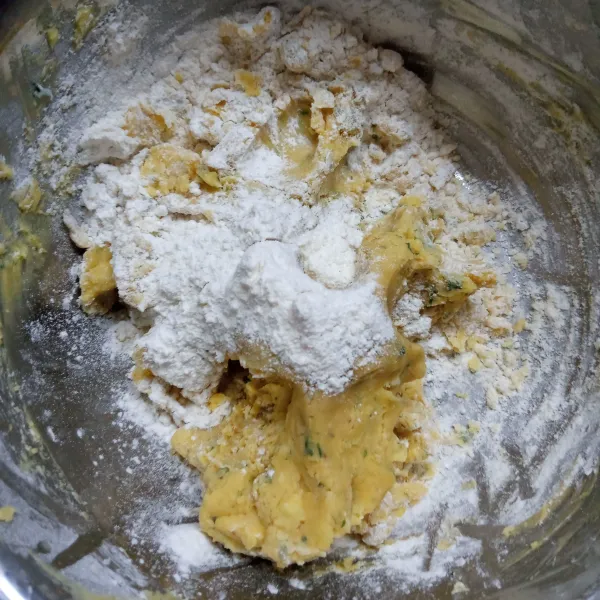 Campur margarin dan telur dan campur menggunakan mixer hingga cukup rata. Masukkan semua bahan kecuali terigu, susu bubuk, dan maizena. Aduk rata, masukkan terigu, susu, dan maizena. Uleni hingga bisa dibentuk.