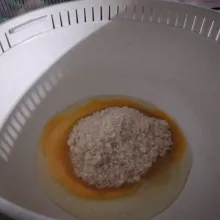 Mixer gula, telur, vanili sampai tercampur rata.