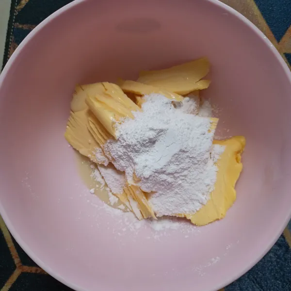 Masukkan margarin, susu kental manis dan gula halus dalam baskom.