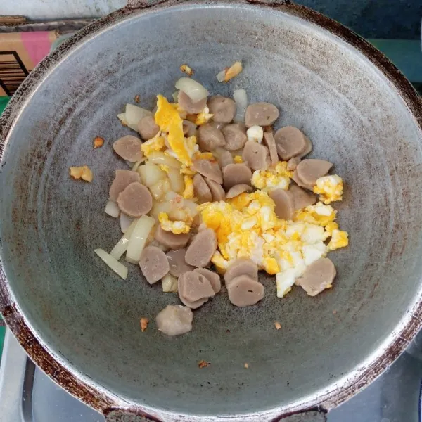 Masukkan bakso dan telur orak-arik. Aduk rata.
