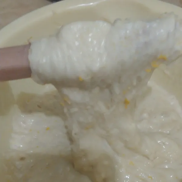 Celupkan sosis keju kedalam adonan tepung dengan cara di gulung biar merata.